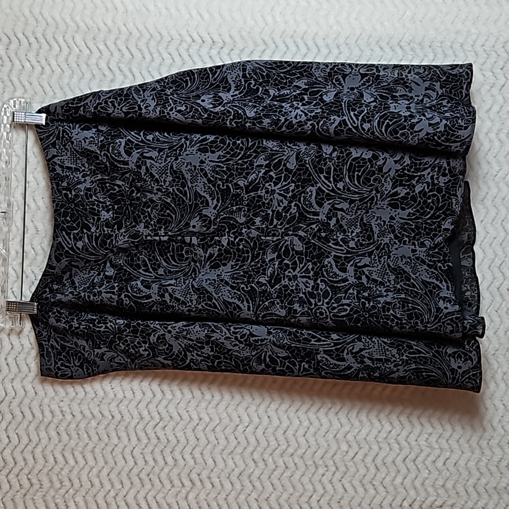 Daisy Fuentes plus size mid length black/grey skirt.
